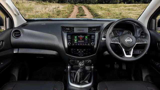 Ansicht der Multimediaschottwand des Nissan Navara