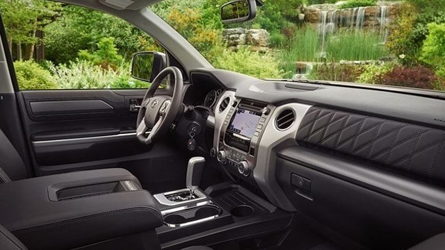 Blick auf die Multimedia-Schottwand des Toyota Tundra Hybrid