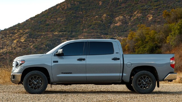 Linke Seitenansicht des Toyota Tundra Hybrid