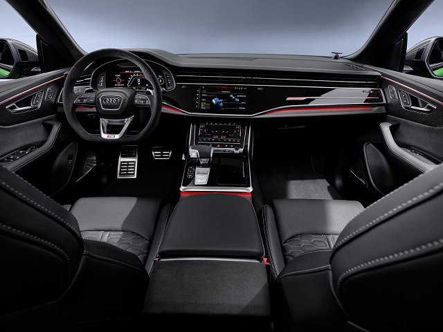 Blick auf die Multimedia-Schottwand des Audi RS Q8