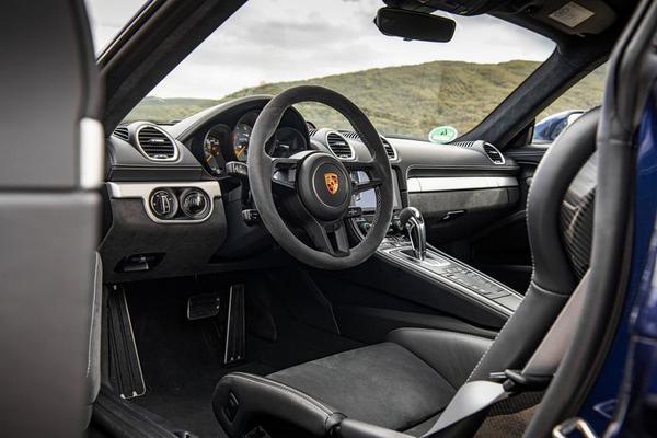 Blick in den Torpedoraum des Porsche 718 Cayman