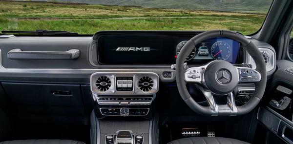 Blick auf die Multimedia-Schottwand der Mercedes G-Klasse EQG