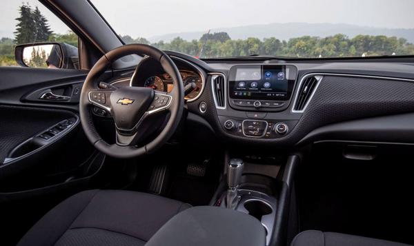 Blick in den Torpedoraum des Chevy Malibu