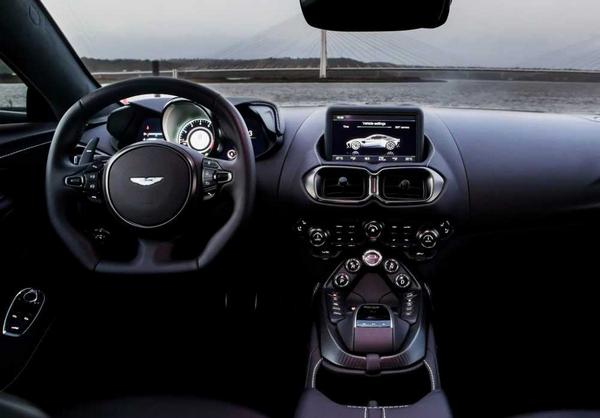 Aston Martin Vantage V8 GT Multimedia-Torpedoansicht