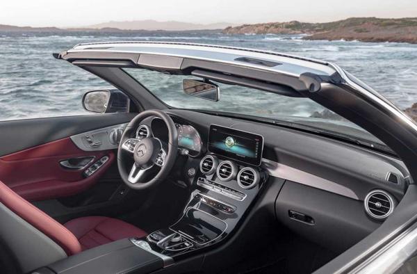 Blick in den Multimedia-Innenraum des Mercedes-Benz C-Klasse Cabriolet