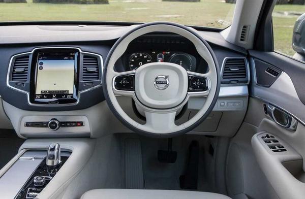 Innenansicht der Multimedia-Kabine des Volvo XC90 t8 Hybrid