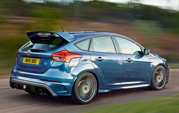 Blick von der rechten Seite auf den Ford Focus RS