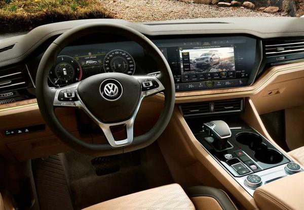 Blick auf die Multimedia-Schottwand des VW Touareg