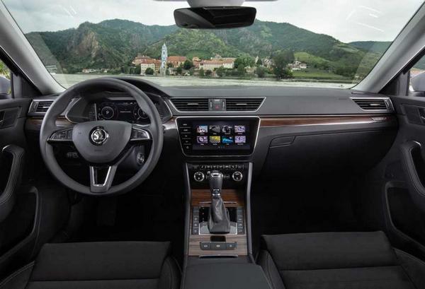 Blick in den Multimedia-Innenraum des Skoda Yeti