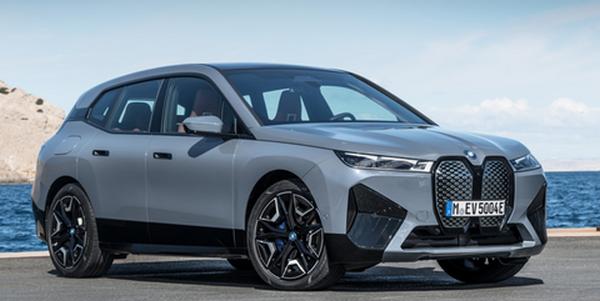 Blick von der rechten Seite auf den BMW iX5 EV