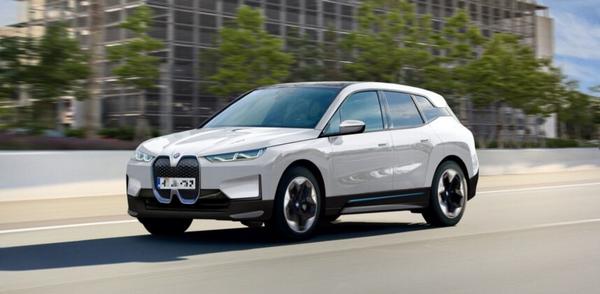Blick von der linken Seite auf den BMW iX5 EV