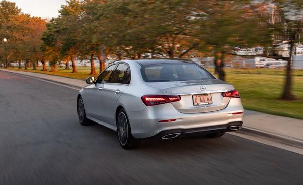 Rückansicht der Mercedes-Benz E-Klasse