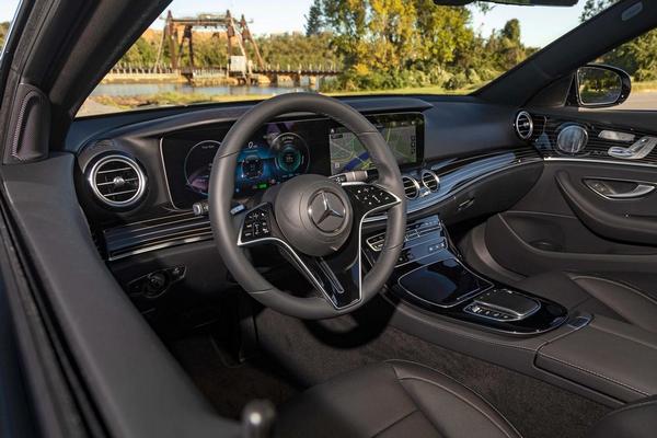 Ansicht der Multimedia-Schottwand der Mercedes-Benz E-Klasse