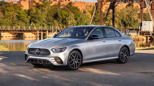 Ansicht von der linken Seite der Mercedes-Benz E-Klasse